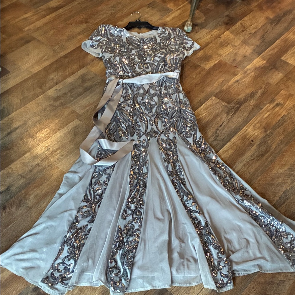 R&M Richards ✨ Silver Sequin Embellished Evening Gown ✨  Make a stunning entranc - Picture 4 of 5